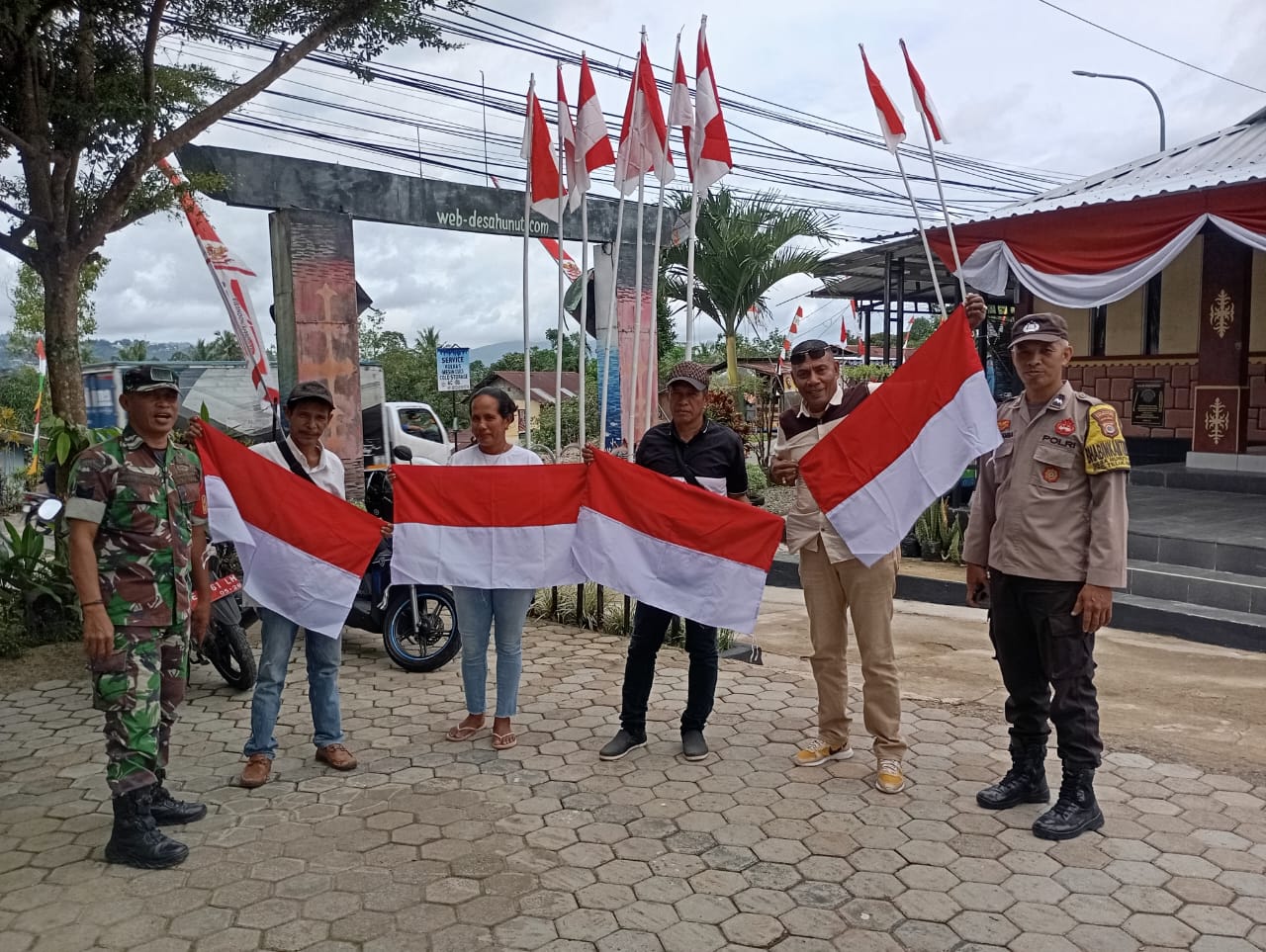 Pembagian Bendera Merah Putih Kepada Warga Desa